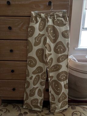 Wide Leg Smile-Print Jeans in Beige & Brown